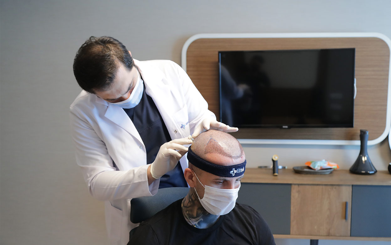 Dr. Balwi during a postoperative examination with a hair transplant patient at Elithair