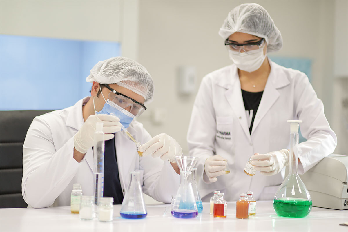 picture of Dr. Balwi designing the NEO FUE serum in a laboratory