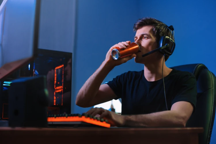 A streamer drinking an energy drink