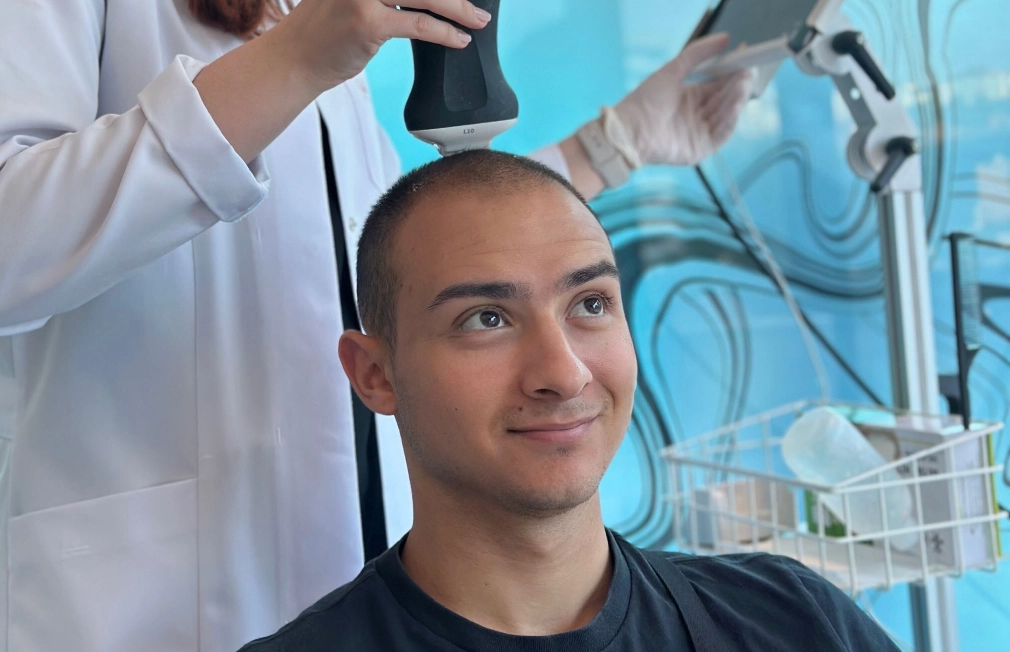 picture showing an Elithair patient during his hair analysis at Elithair