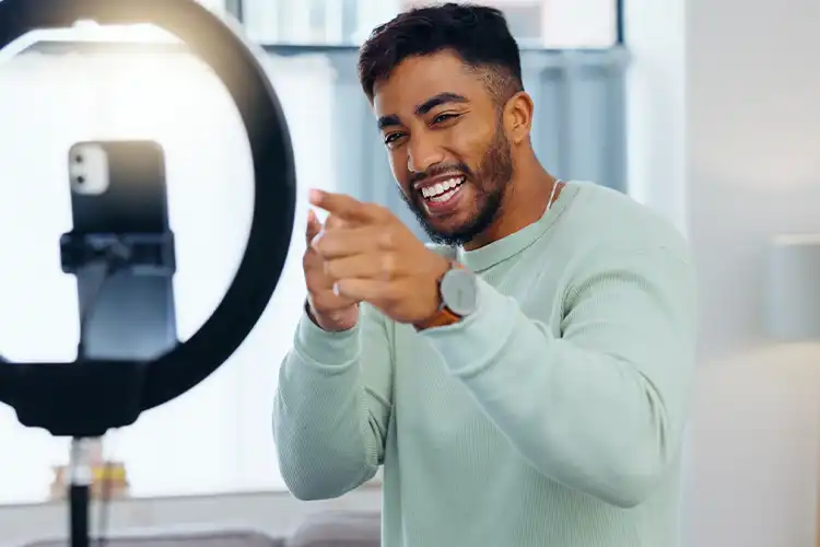 A confident influencer smiles – modernly styled and with a perfectly defined hairline, symbolizing the current beauty ideal in social media