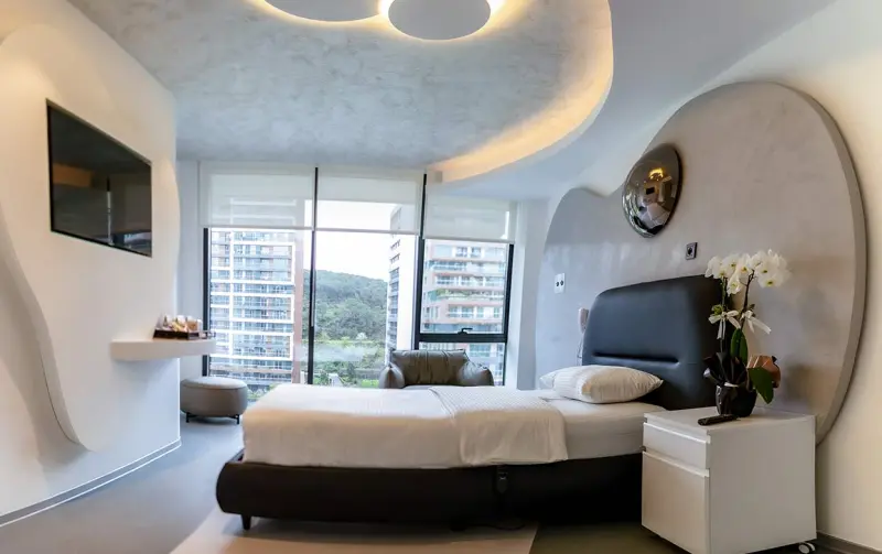 A modern, elegant hotel room at the Elithair clinic.