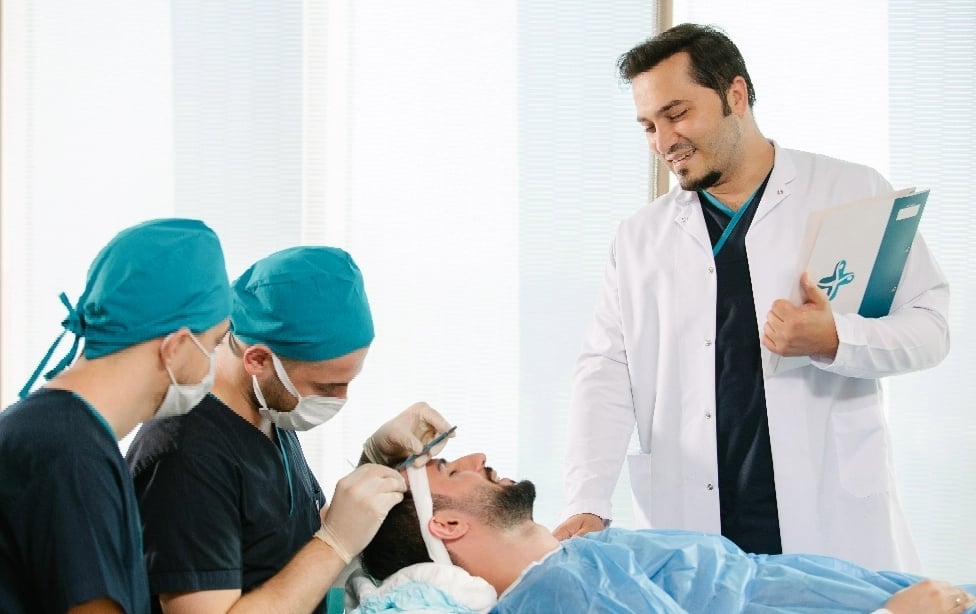 Elithair Medical Director, Dr. Balwi, oversees a hair transplant procedure at the Elit Klinik.