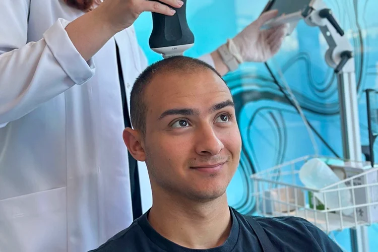 An Elithair patient undergoing our pre-test system at the Elit Klinik.
